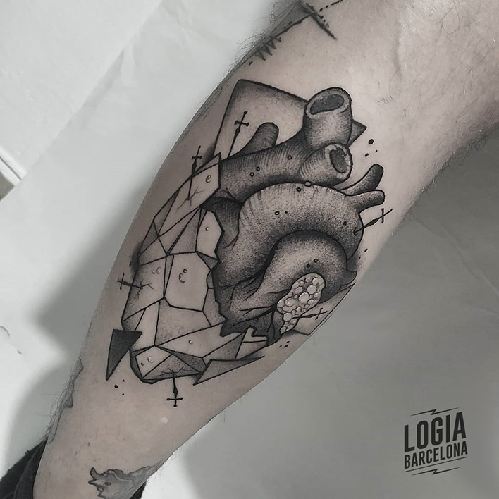 tatuaje_pierna_corazon_geometria_blackwork_Dalmau_Tattoo_Logia_Barcelona 